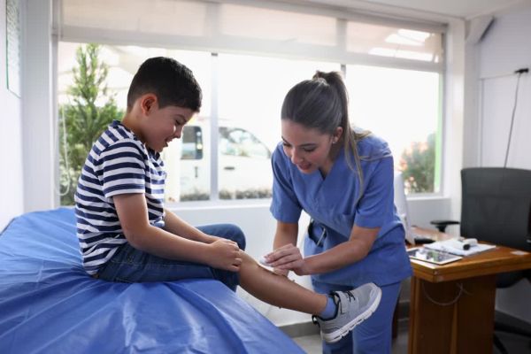 infirmière soignant un enfant